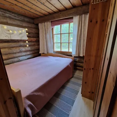 Jaenkae 16 Kovalammen Rannalla, Valaistun Ladun Vieressae